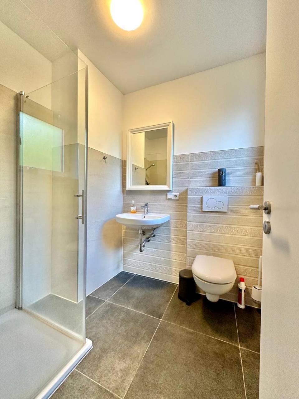 Grosses City-Ferienhaus Mit Terrasse, Grill Und Parkplatz F19 Oldemburgo Exterior foto