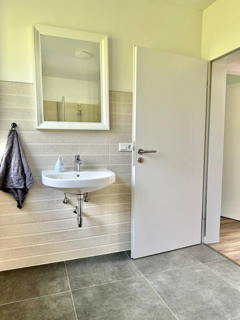 Grosses City-Ferienhaus Mit Terrasse, Grill Und Parkplatz F19 Oldemburgo Exterior foto